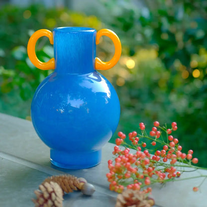 Vase déco amphore en verre soufflé artisanal, silhouette arrondie et anses jaunes modernes.