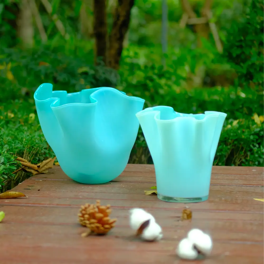 Vase art déco soufflé à la main, pièce design au style raffiné et intemporel.