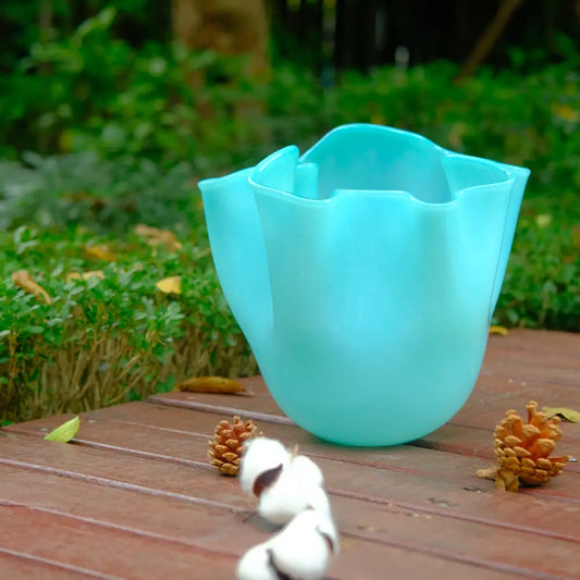 Vase art déco en verre vert menthe, aux lignes fluides et silhouette sculpturale.