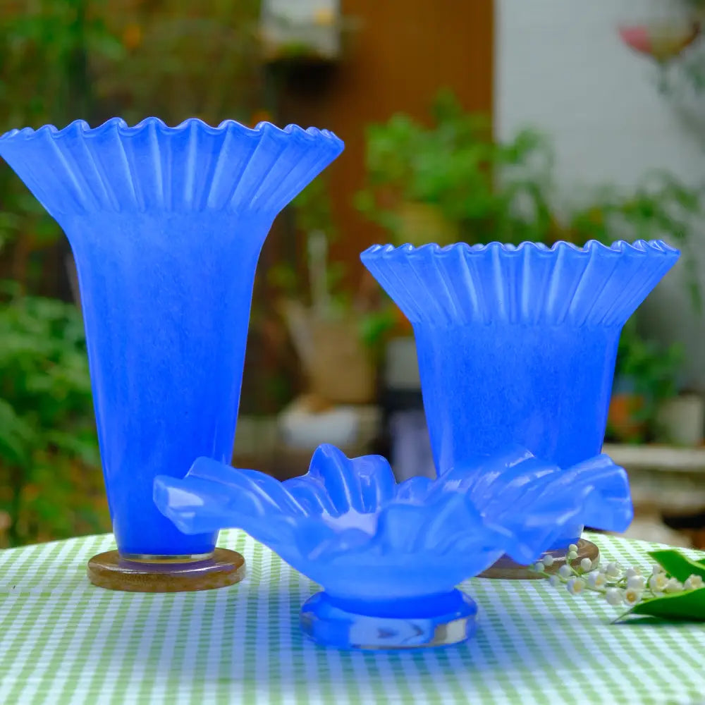 Vase bleu en verre soufflé avec bord ondulé, au style artistique et contemporain.