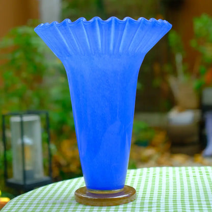 Vase bleu en verre soufflé Kolviva, parfait pour sublimer des fleurs fraîches.