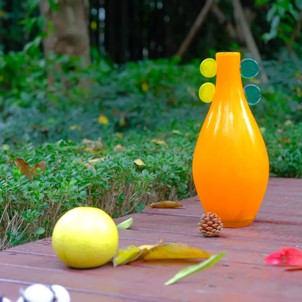 Vase orange design Kolviva, pièce décorative lumineuse et moderne.