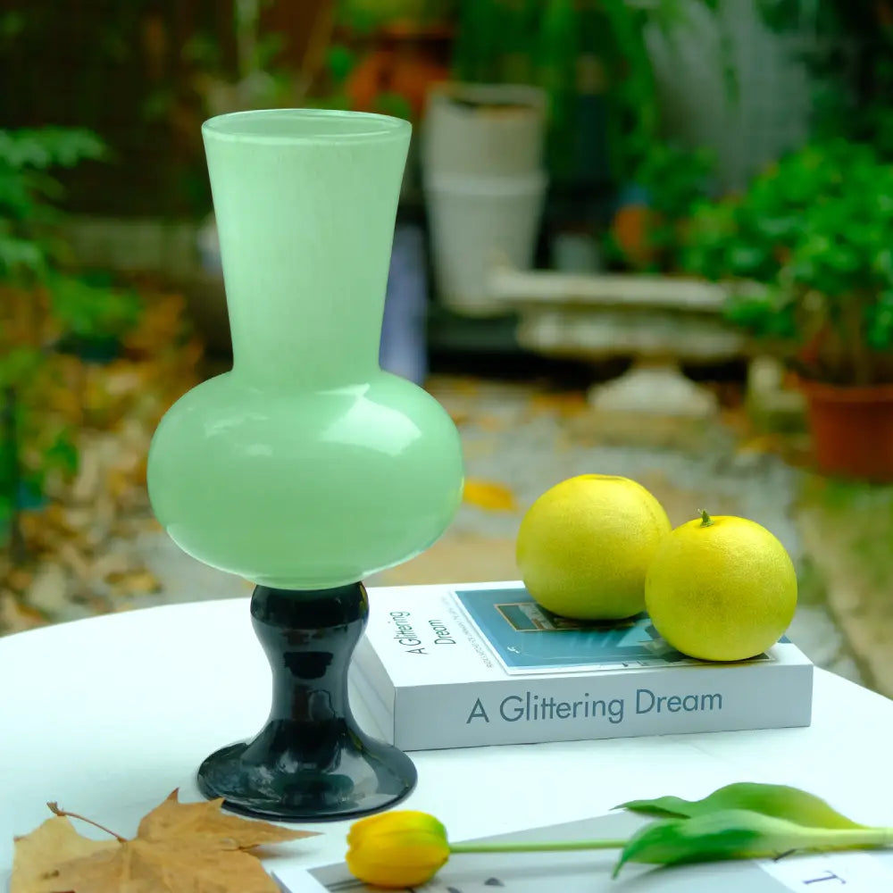 Vase coloré design Kolviva, pièce décorative moderne et lumineuse.