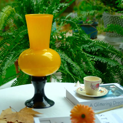 Vase coloré en verre artisanal, idéal pour une décoration audacieuse et joyeuse.