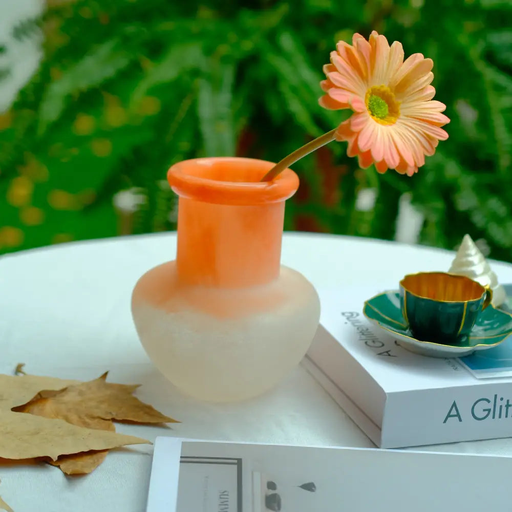 Vase décoratif en verre dégradé, alliance de douceur et d’élégance contemporaine.