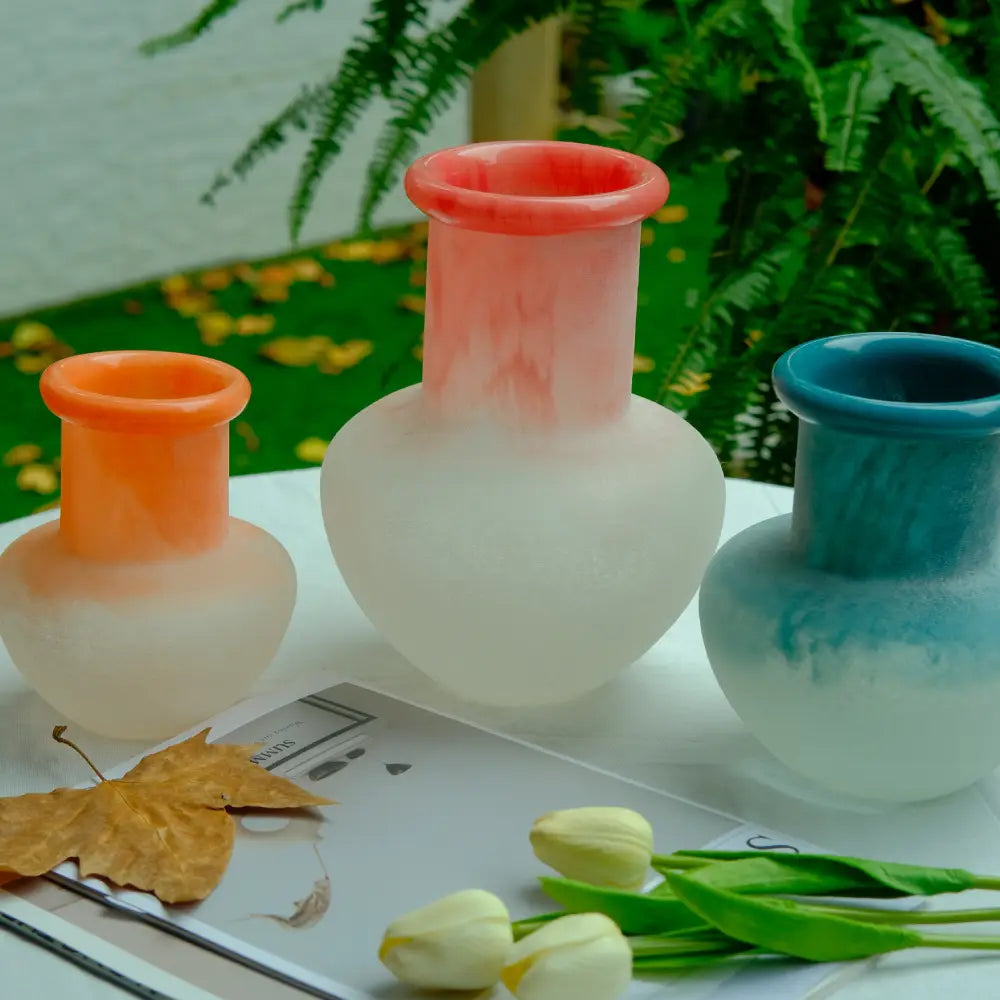 Vase décoratif soufflé à la main, design moderne et texture givrée.