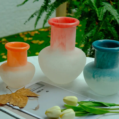 Vase décoratif soufflé à la main, design moderne et texture givrée.