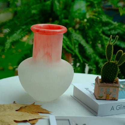 Vase décoratif design, idéal comme centre de table ou objet d’art.