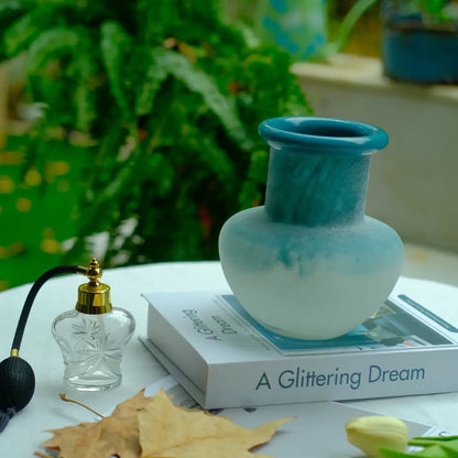 Vase décoratif en verre soufflé artisanal, pièce unique de la collection Kolviva.