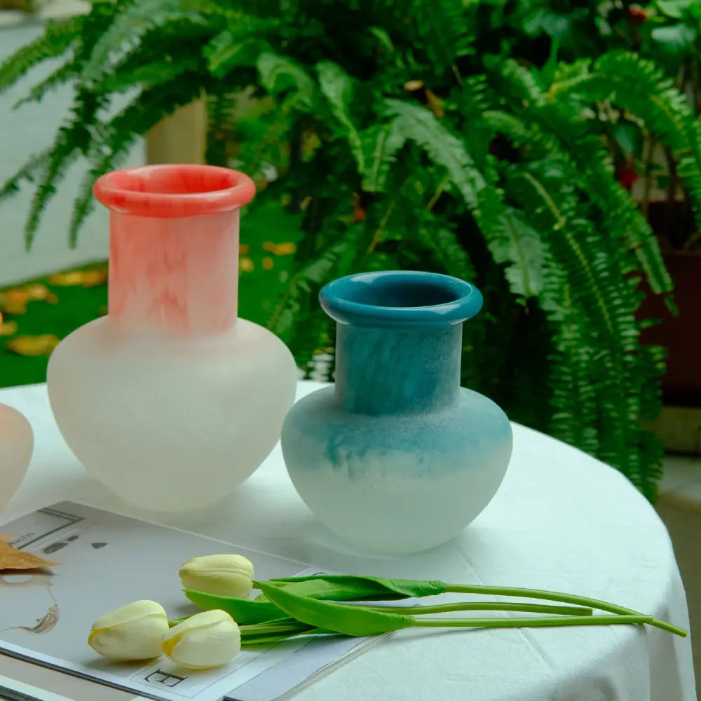 Vase décoratif Kolviva, parfait pour une décoration artistique et lumineuse.