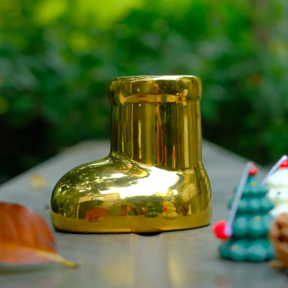 Vase décoré en céramique design en forme de botte, pièce décorative moderne aux reflets dorés et verts.