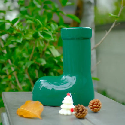 Vase décoré en céramique inspiré de bottes de lutin, au style ludique et contemporain, idéal pour créer une ambiance chaleureuse et colorée à Noël ou tout au long de l’année.