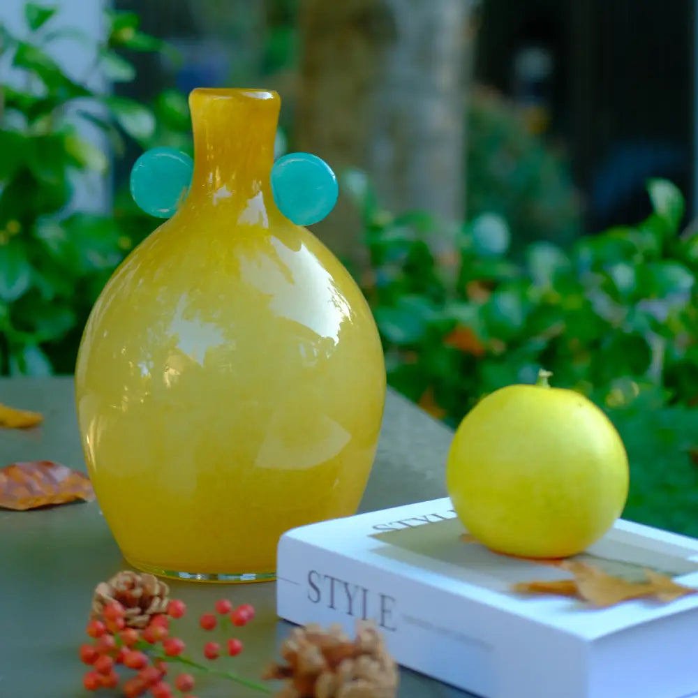 Vase jaune élégant en verre soufflé, parfait pour une décoration intérieure lumineuse.