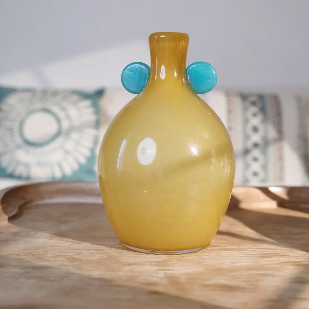 Vase jaune élégant en verre soufflé, parfait pour une décoration intérieure lumineuse.