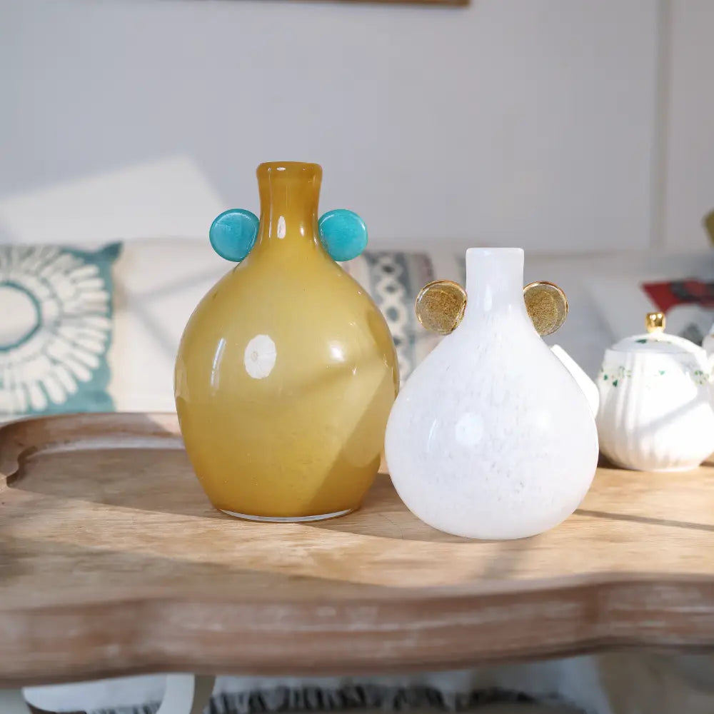 Vase jaune design au style minimaliste, idéal pour accueillir des fleurs séchées ou fraîches.