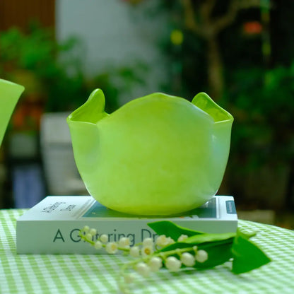 Vase moderne en verre vert dégradé, au design ondulé et contemporain.