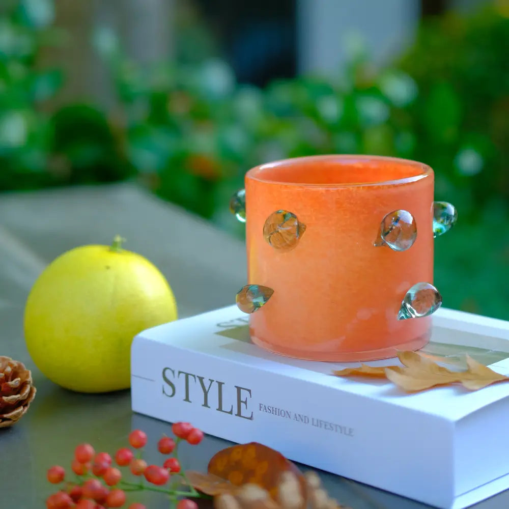 Vase orange design, alliance de transparence et de créativité contemporaine.