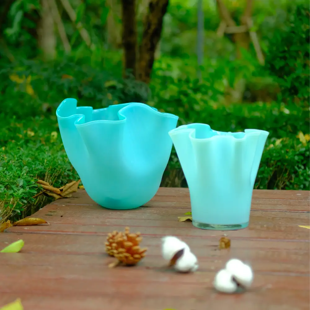 Vase pour fleurs soufflé à la main, parfait pour accueillir des bouquets frais.