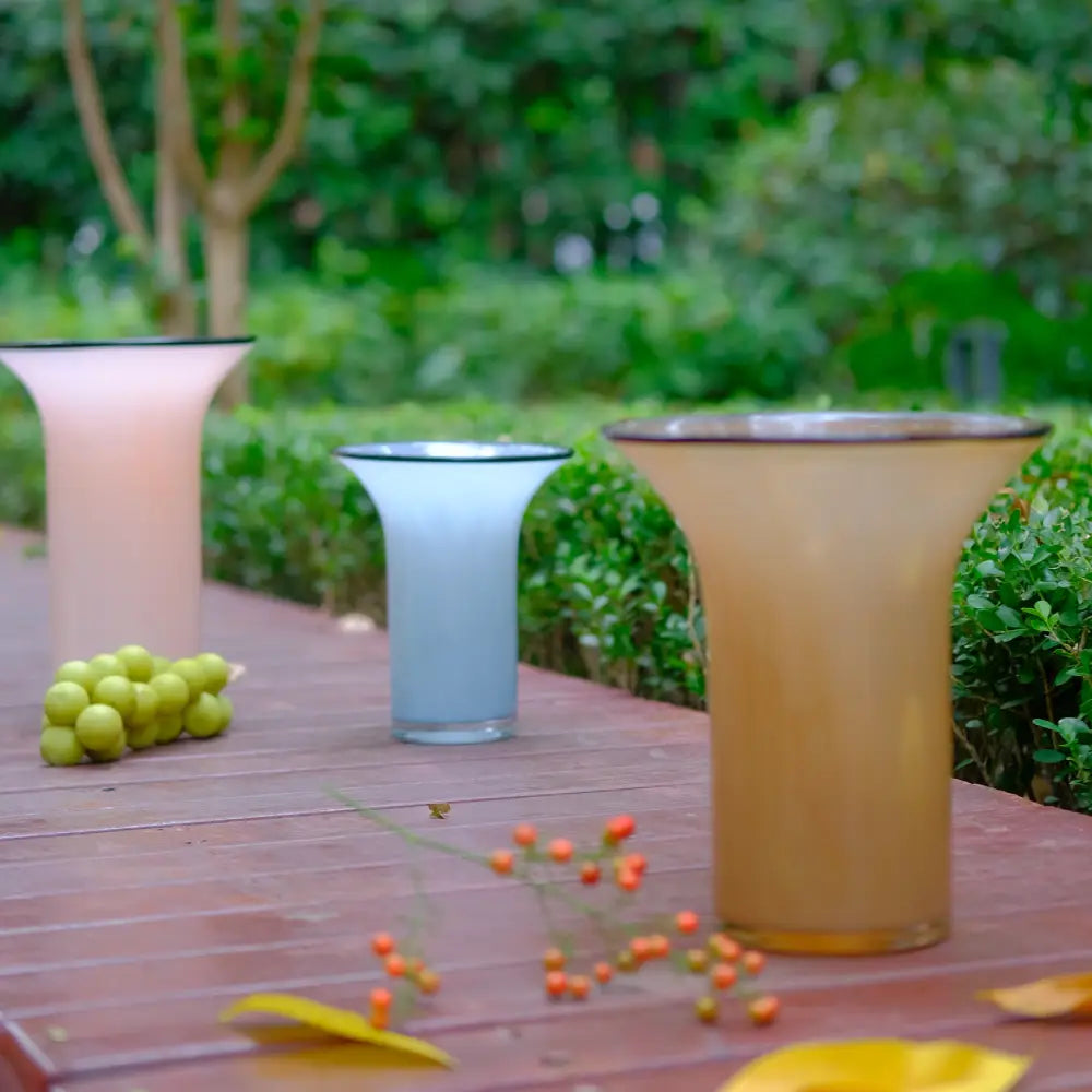 Vase pour tulipes design Kolviva, silhouette évasée parfaite pour bouquets aérés.