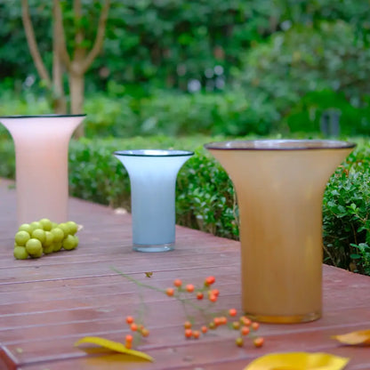 Vase pour tulipes design Kolviva, silhouette évasée parfaite pour bouquets aérés.