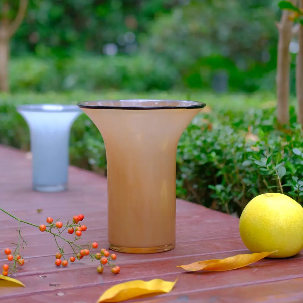 Vase pour tulipes moderne en verre, idéal pour une décoration florale élégante.