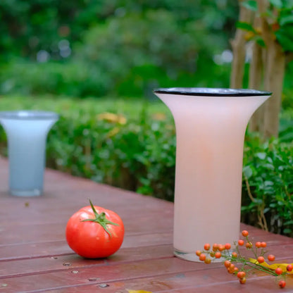 Vase pour tulipes soufflé à la main, alliance d’artisanat et de design raffiné.