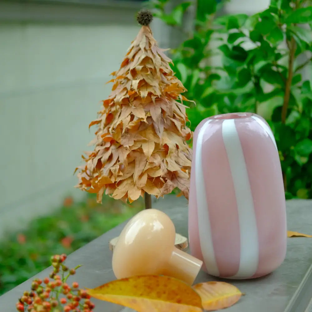 Vase rayé contemporain aux couleurs douces, idéal pour une décoration d’intérieur créative.