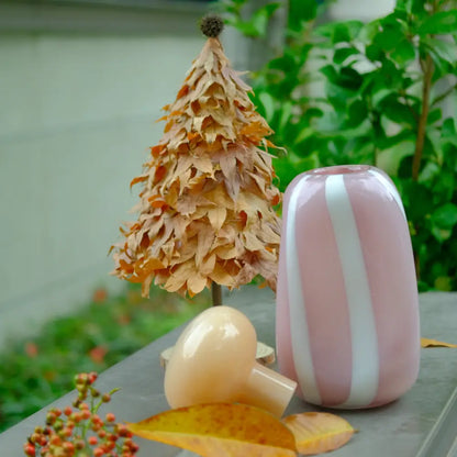 Vase rayé contemporain aux couleurs douces, idéal pour une décoration d’intérieur créative.