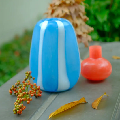 Vase rayé en verre soufflé artisanal, pièce design unique signée Kolviva.
