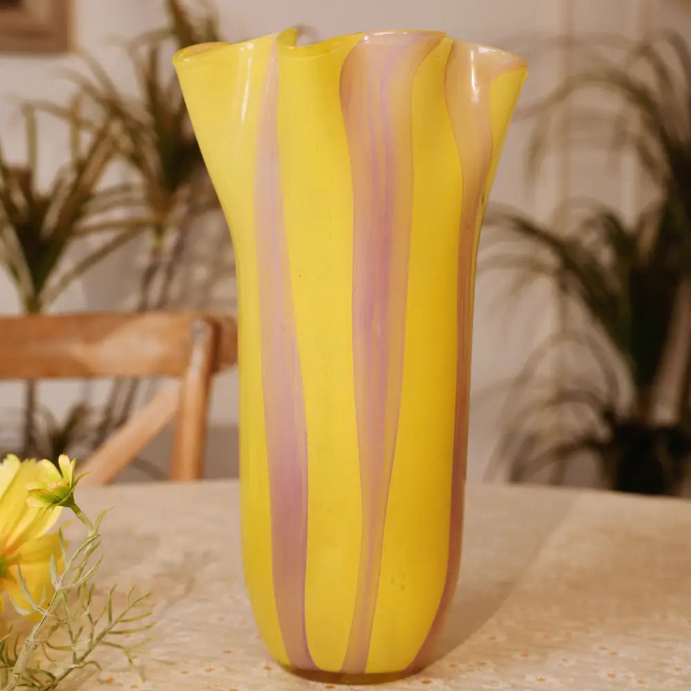 Vase rayures décoratif en verre coloré, pièce artisanale apportant une touche ensoleillée à la décoration.