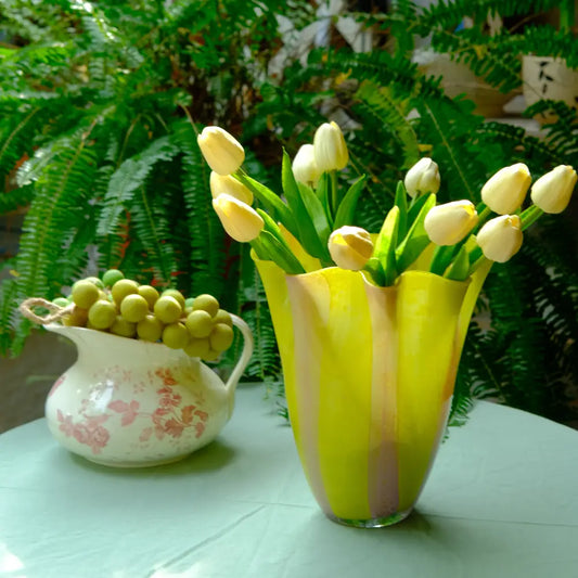 Vase rayures jaune en verre soufflé, au design moderne et lumineux pour la décoration intérieure.