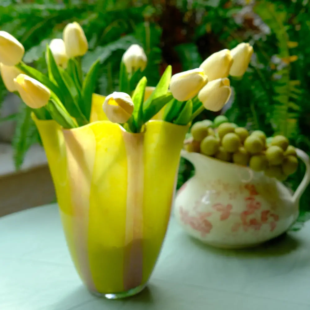 Vase rayures coloré jaune et blanc, idéal pour apporter une touche artistique et joyeuse à votre salon.
