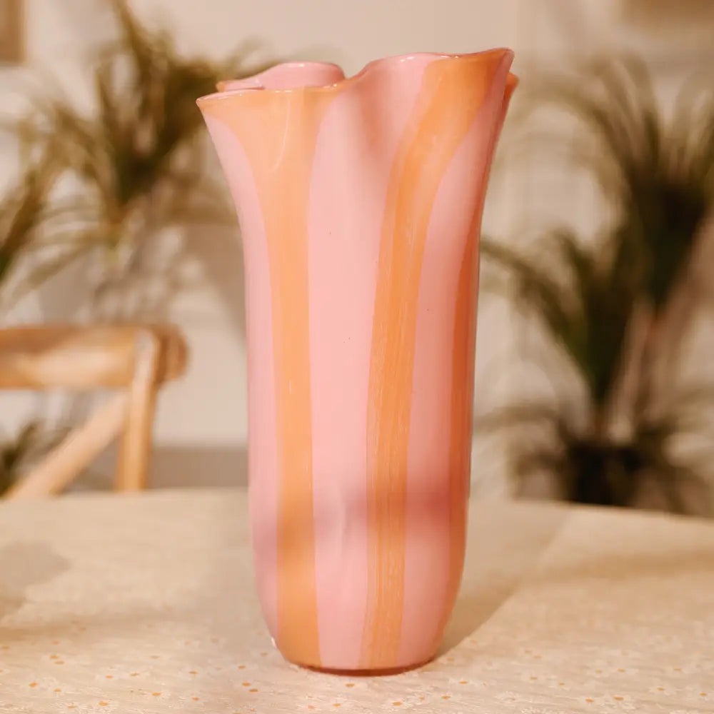 Vase design contemporain aux lignes fluides et couleurs chaudes, parfait pour un intérieur élégant.