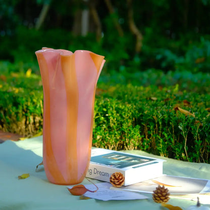 Vase design aux formes fluides et couleurs douces, pièce décorative élégante pour le salon.