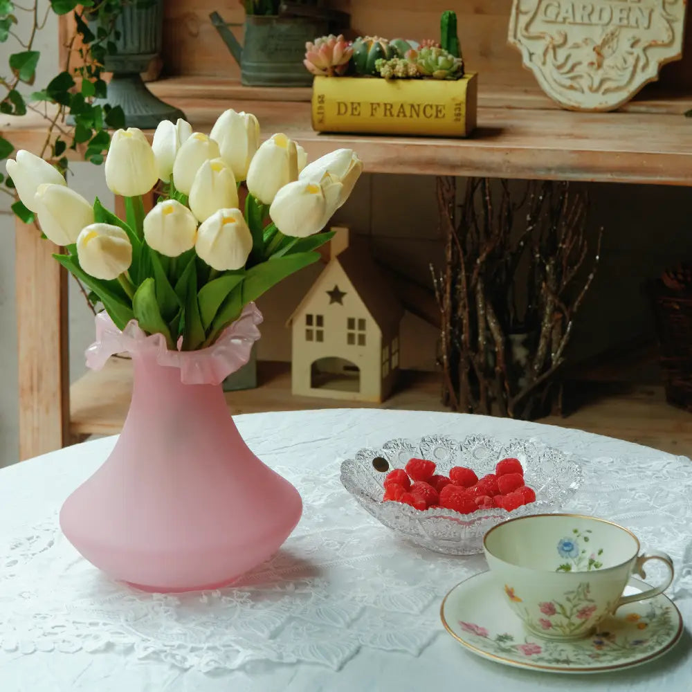 Vase rose design pastel avec tulipes blanches, pièce décorative élégante pour salon, chambre ou table printanière.