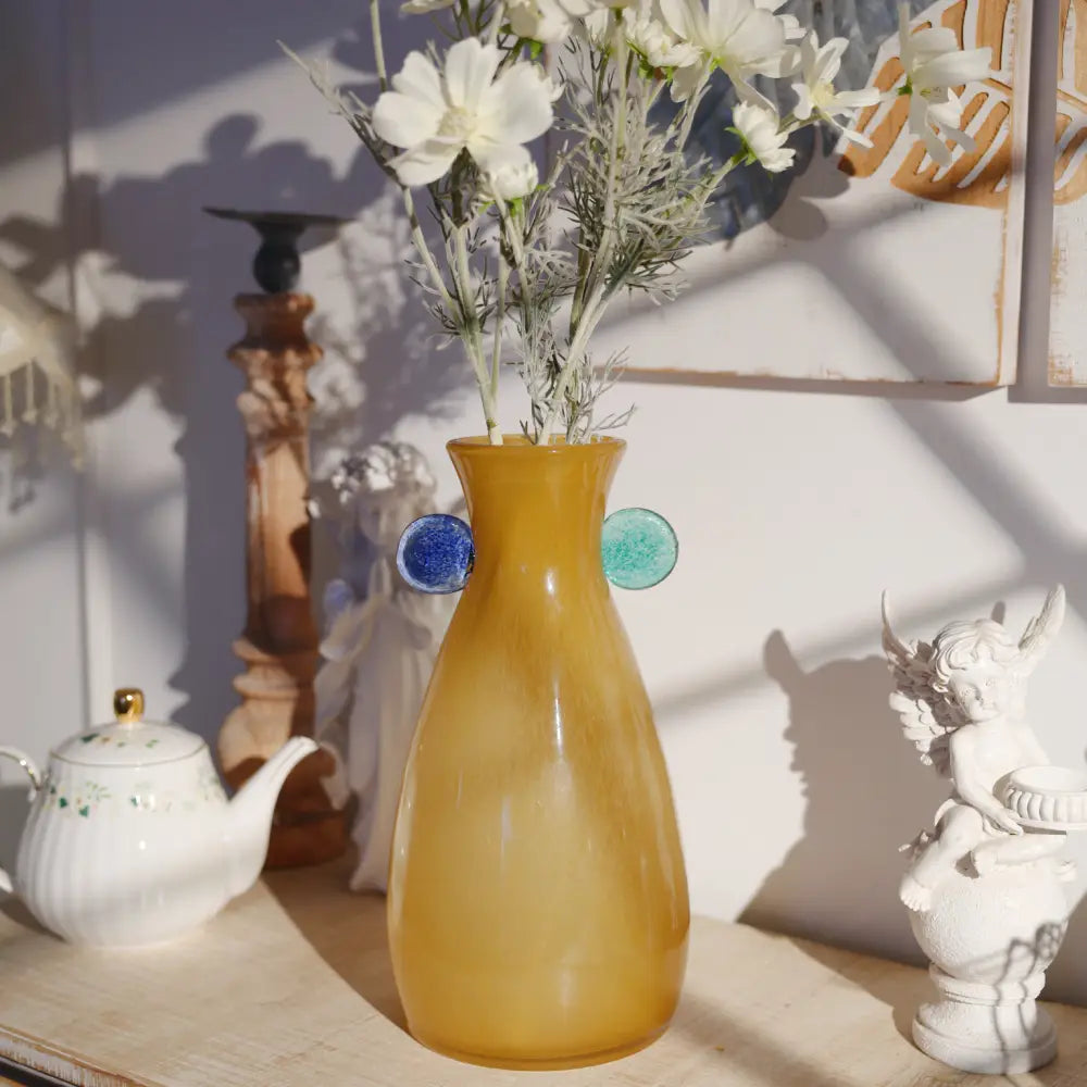 Vase verre original de couleur miel avec pastilles latérales bleue et verte, au design artistique.