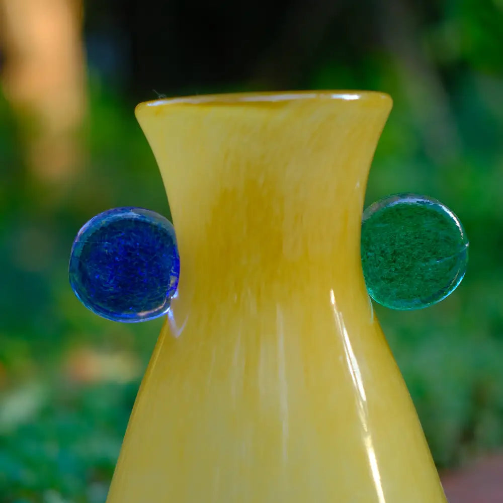Vase verre original artisanal jaune miel avec ornements ronds colorés sur les côtés.