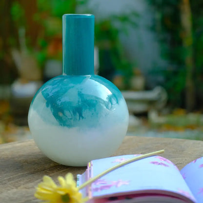 Vase bombé en verre soufflé avec dégradé bleu et blanc, doté d’un long col cylindrique.