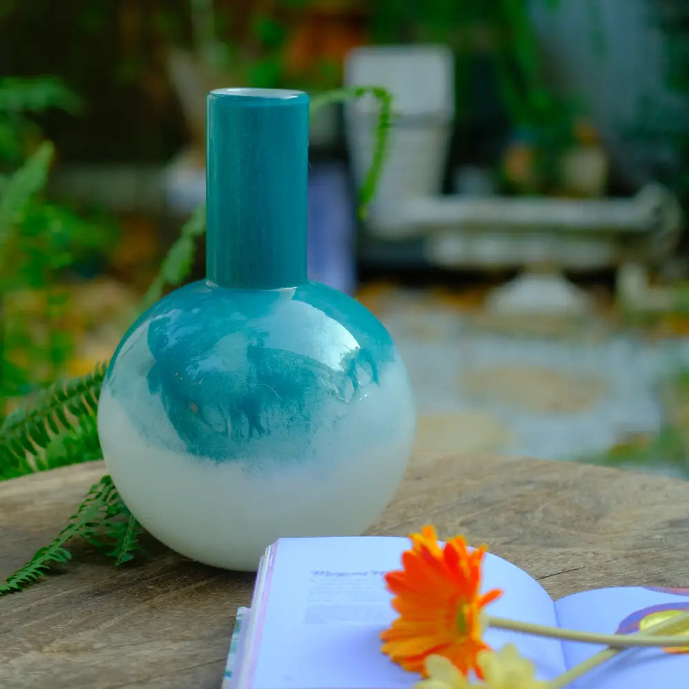 Vase bombé rond aux nuances bleu océan et blanc givré, parfait pour une décoration moderne.