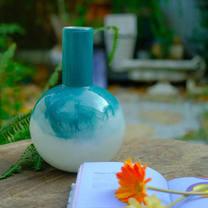 Vase bombé rond aux nuances bleu océan et blanc givré, parfait pour une décoration moderne.