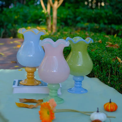 Vase with design bleu clair avec base jaune, style romantique et artisanal.