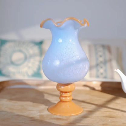 Vase with design en verre soufflé, décliné en rose, bleu et vert pastel, au col ondulé élégant.