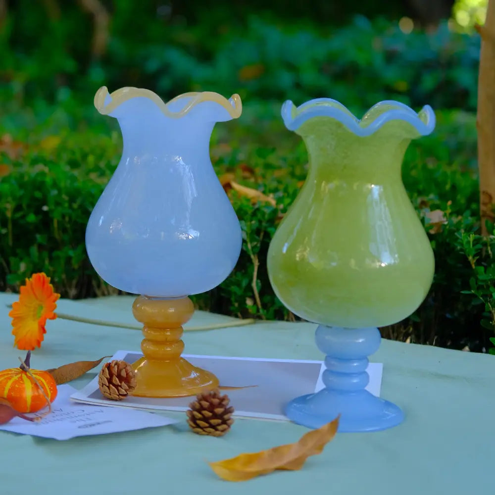 Vase with design vert translucide, bord ondulé et allure florale moderne.