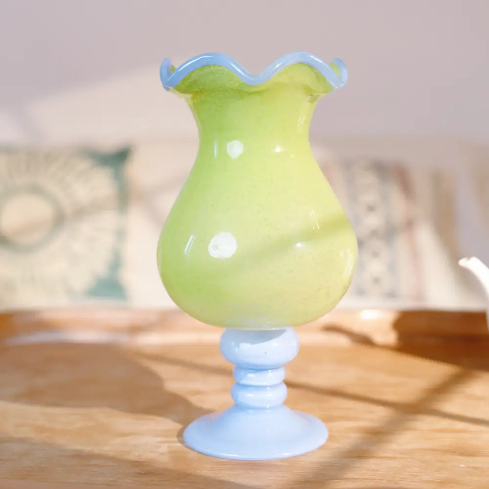 Vase with design coloré sur pied, au style rétro et formes généreuses pour une déco joyeuse.