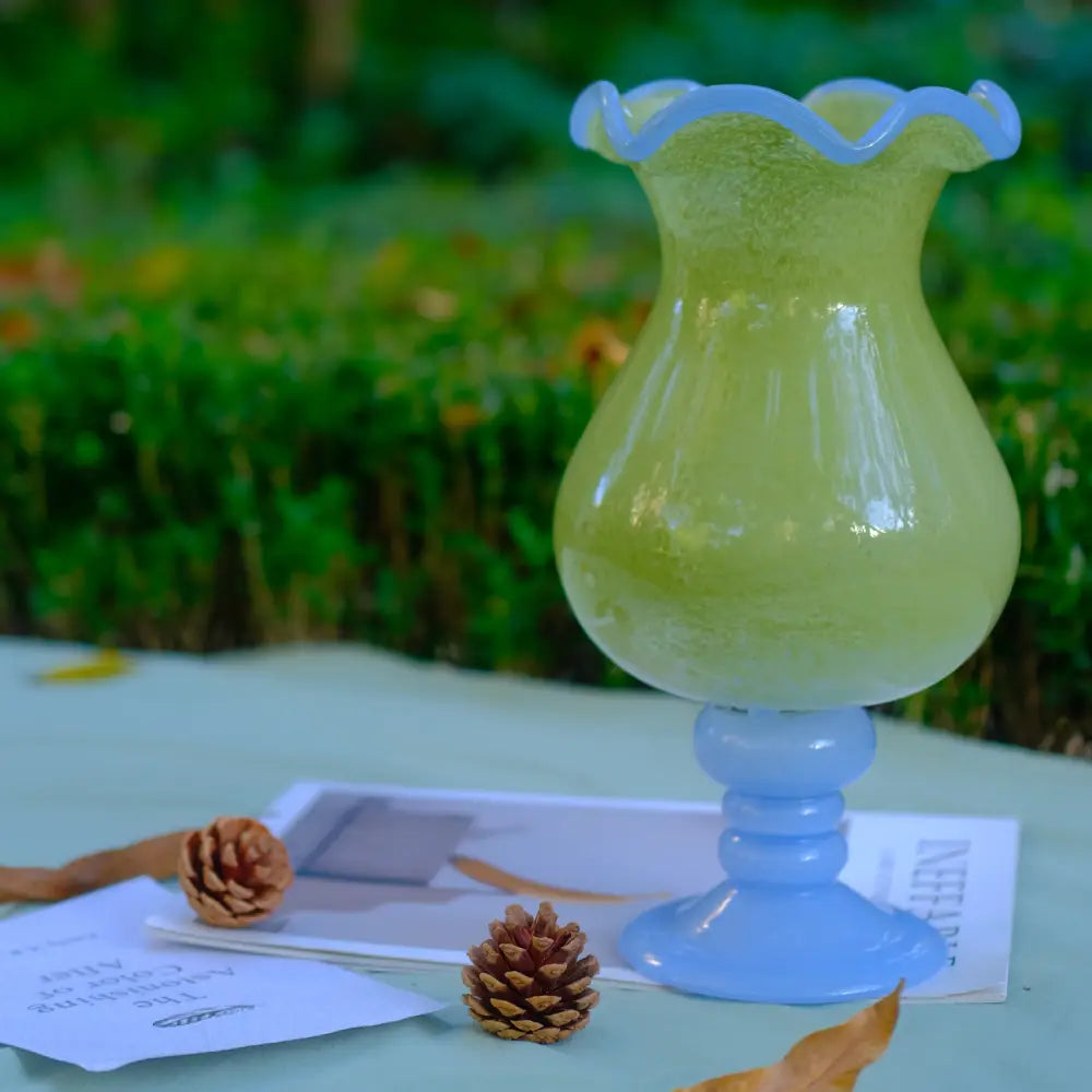 Vase with design pastel, trio de vases décoratifs en verre soufflé dans un jardin.