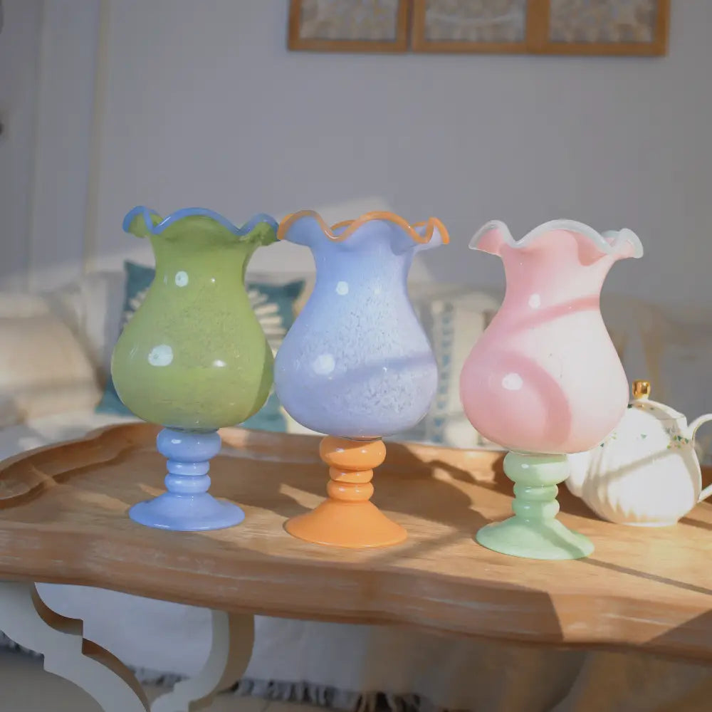 Vase with design en verre soufflé artisanal, aux teintes douces et finitions brillantes.