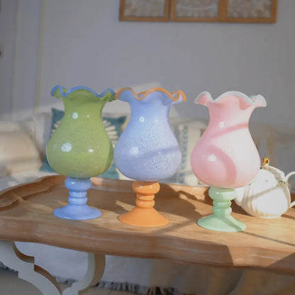 Vase with design en verre soufflé artisanal, aux teintes douces et finitions brillantes.