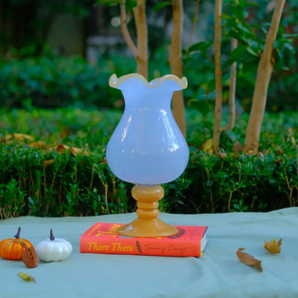 Vase with design rose en verre soufflé, bord ondulé et détails délicats pour accueillir des fleurs.