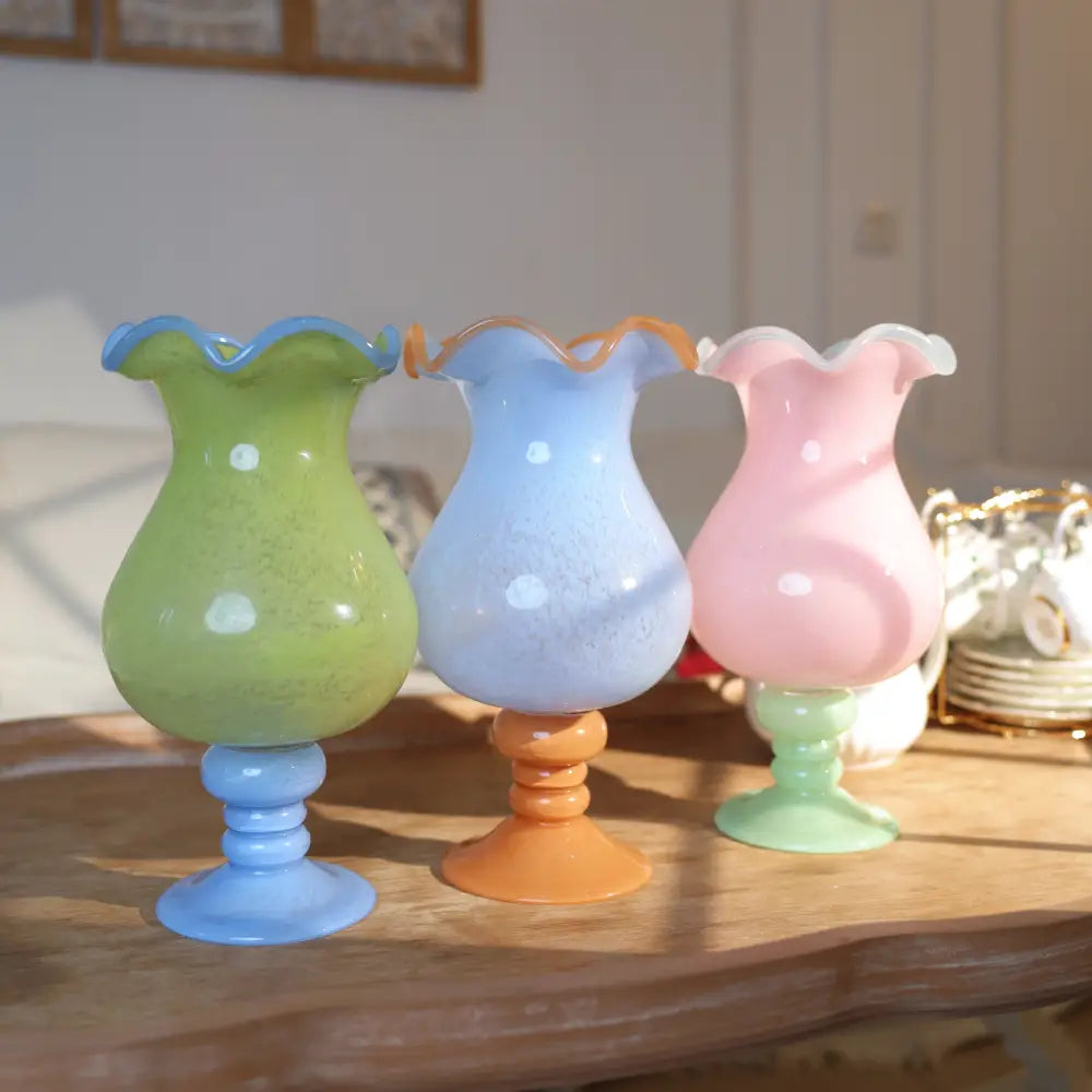 Vase with design pastel, parfait pour une touche artistique et lumineuse dans le salon.