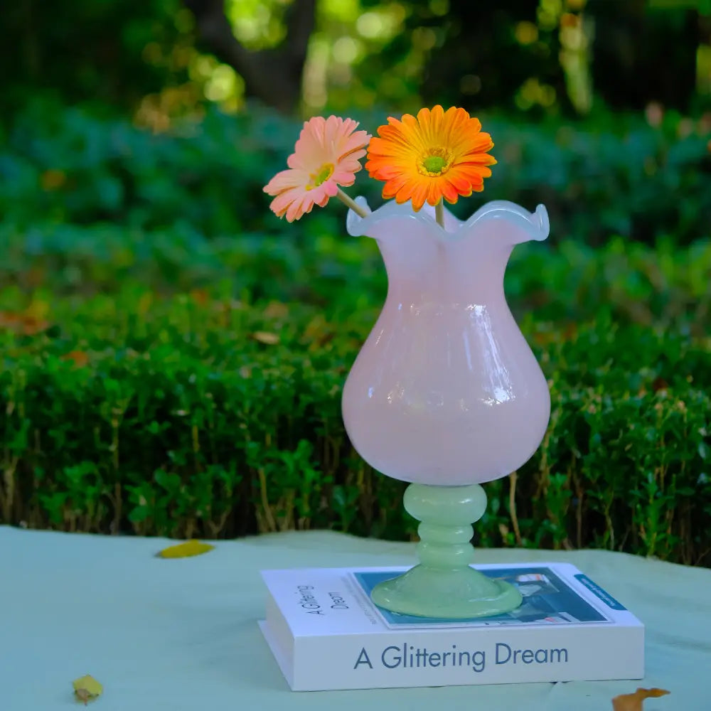 Vase with design en nuances pastel, pièces décoratives à l’esthétique douce et poétique.